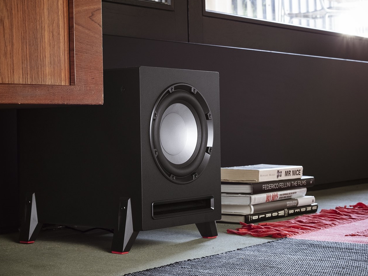 Subwoofer T 8 stojąc na podłodze