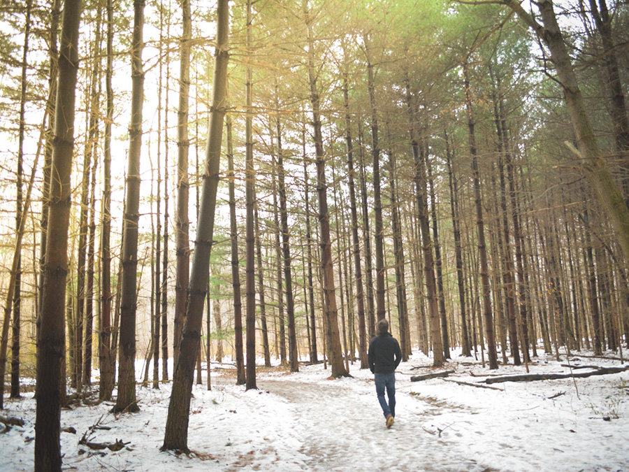 Mann im Wald im Winter